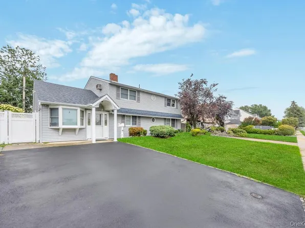 11 Winter Lane, Hicksville, NY 11801