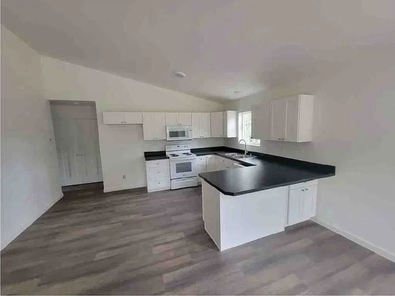 3 bed, 2.0 bath, 1160 sqft, $2,100 — Photo 4
