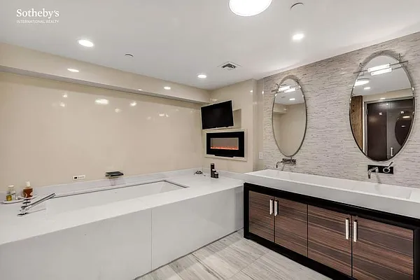 Sold by Sotheby's International Realty | media 11