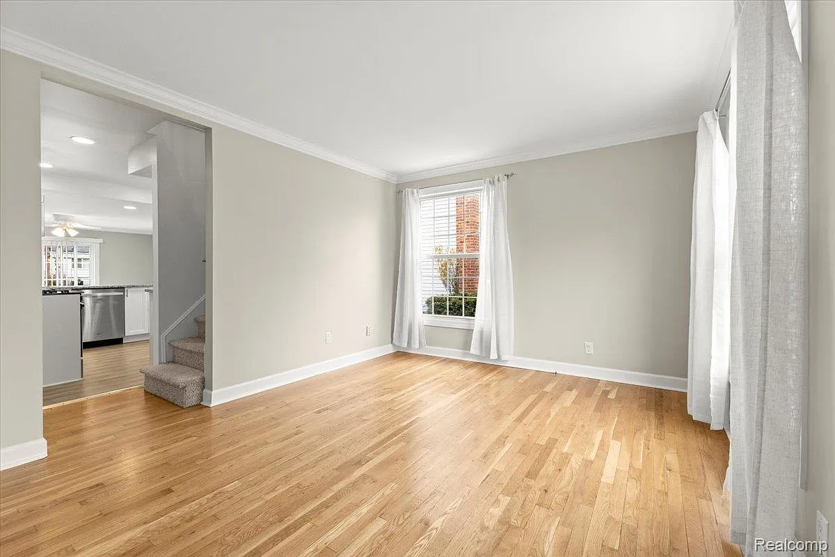3 bed, 2.0 bath, 1281 sqft, $2,500 — Photo 4