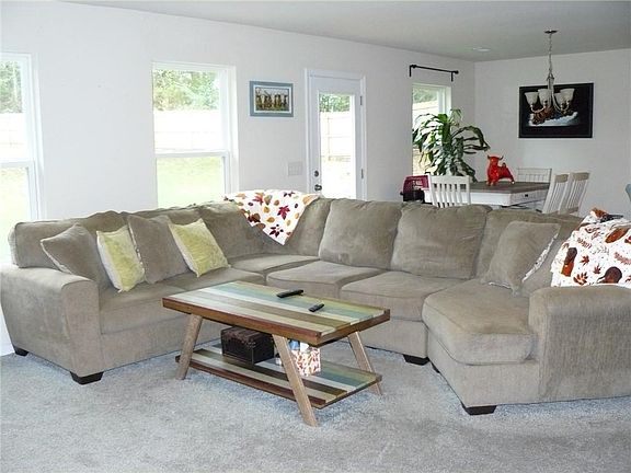 3rd image of 122 Yellow Pine Dr