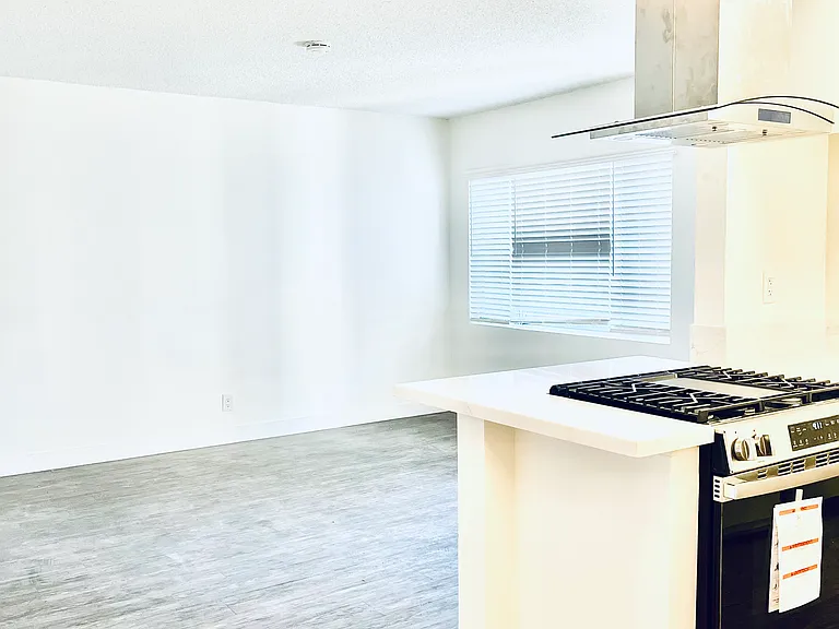 Chateau Apartments — Photo 3