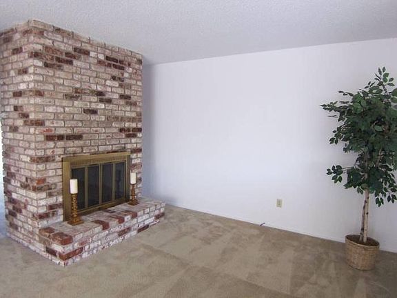 Living rm.w/ fireplace