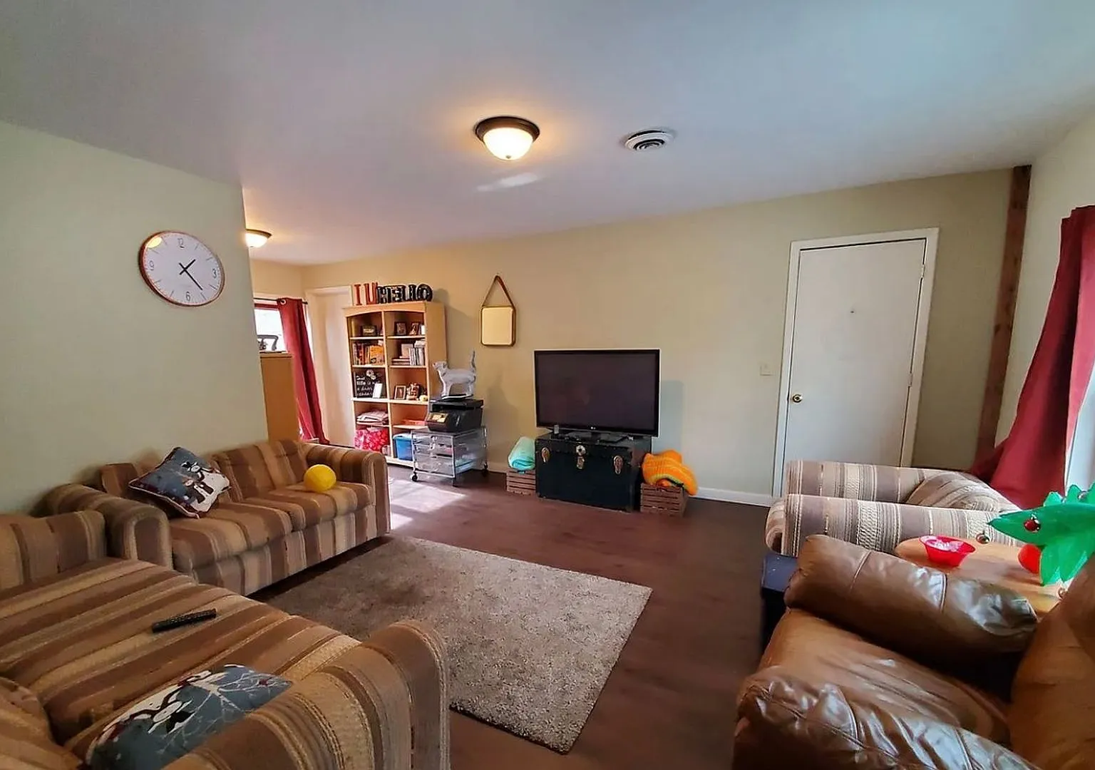 5BR - Walk to Campus! — Photo 4