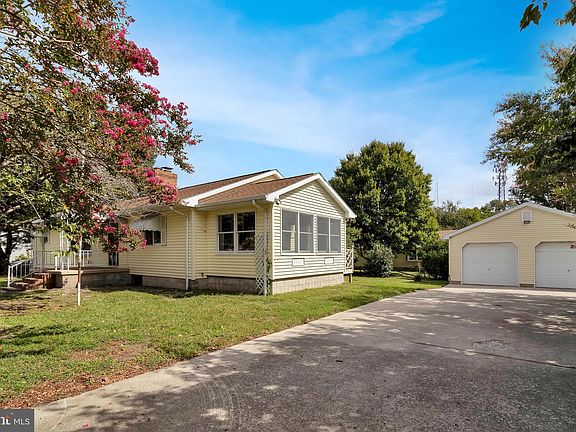 2nd image of 809 Cypress Dr