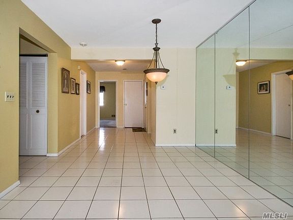 5th image of 51 Cambridge Dr W #51
