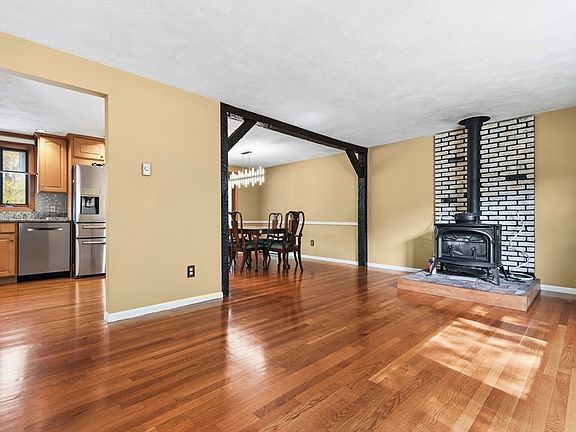 2nd image of 19 Macintosh Ave