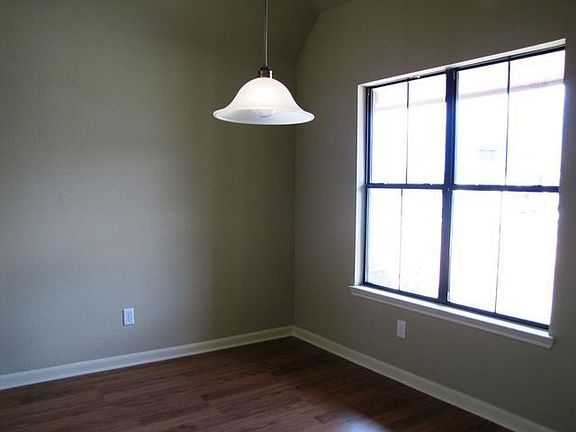 4th image of 1008 Venice Dr
