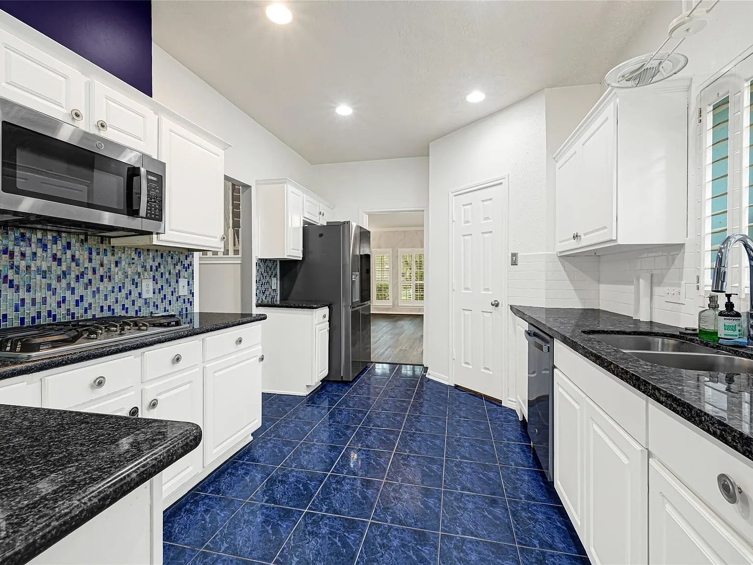 4 bed, 2.5 bath, 2677 sqft, $3,000 — Photo 4
