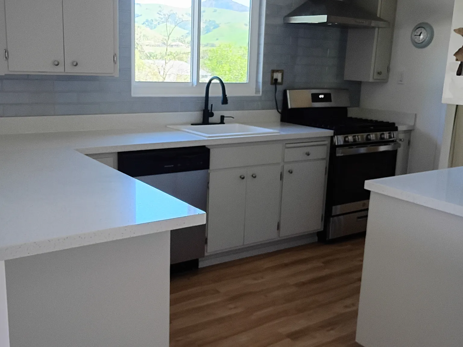 4 bed, 2400 sqft, $6,000 — Photo 2