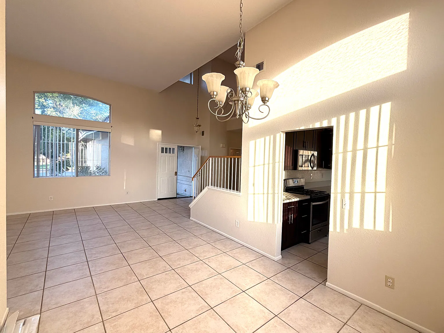 4 bed, 1974 sqft, $3,200 — Photo 2