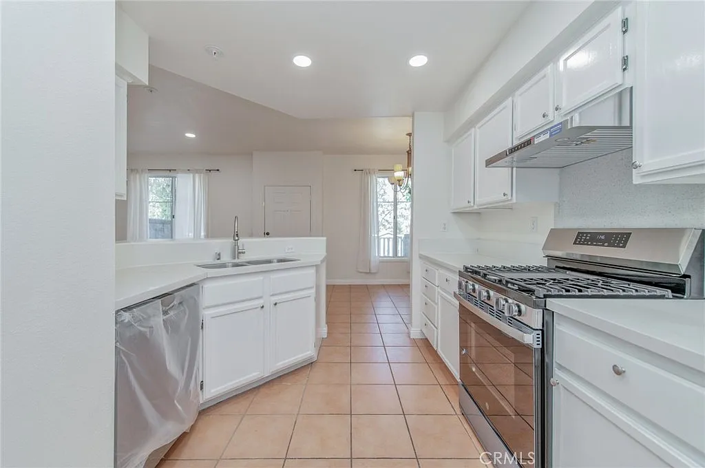 3 bed, 2.5 bath, 1304 sqft, $4,200 — Photo 2