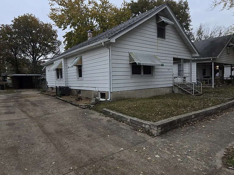 717 E 10th St — Photo 3