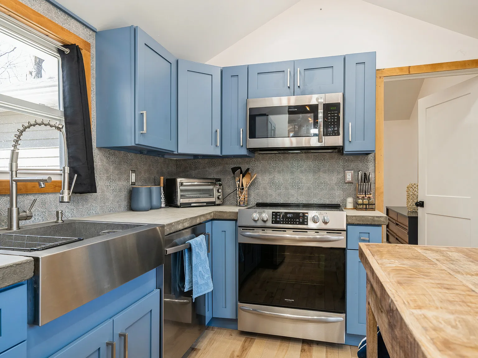 3 bed, 900 sqft, $3,200 — Photo 4