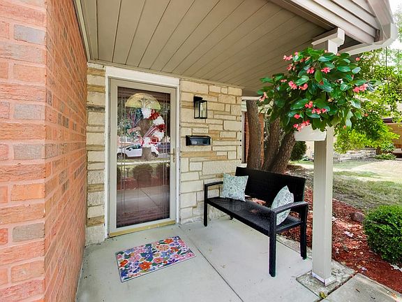 3rd image of 9717 S Avers Ave