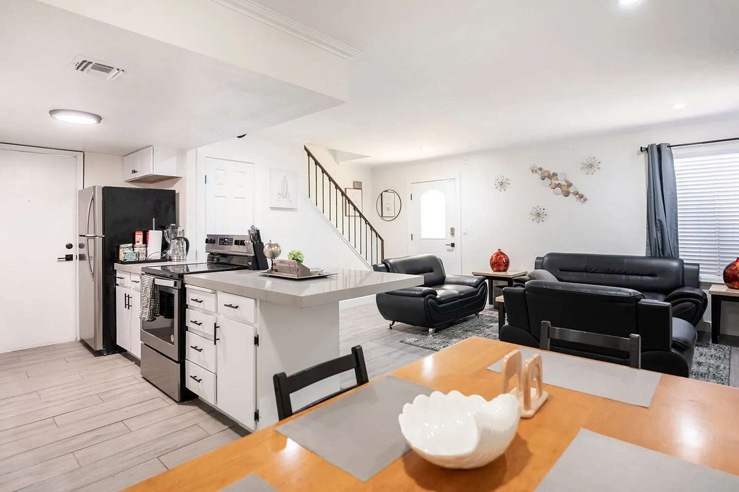 2 bed, 1.0 bath, $2,152 — Photo 1