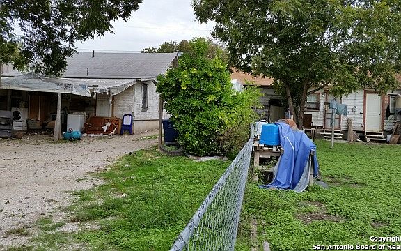 5th image of 1128 Morales St