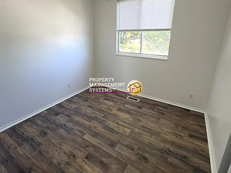 5117 W Loomis Ln — Photo 17