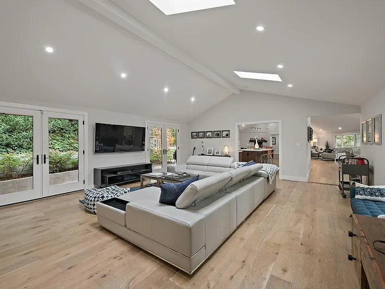 29 Eugenia Ln — Photo 17