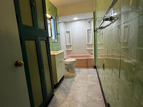 4th image of 427 E End Ave Floor 1