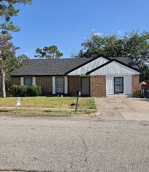 824 Annapolis Dr — Photo 1