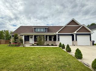 9701 Oak Hammock Dr, Yorktown, IN 47396