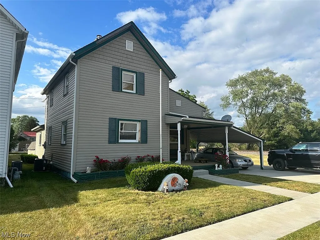 129 3rd St NE photo 1