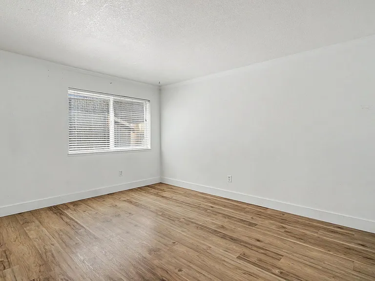 5260-5262 Springcrest Dr S — Photo 8