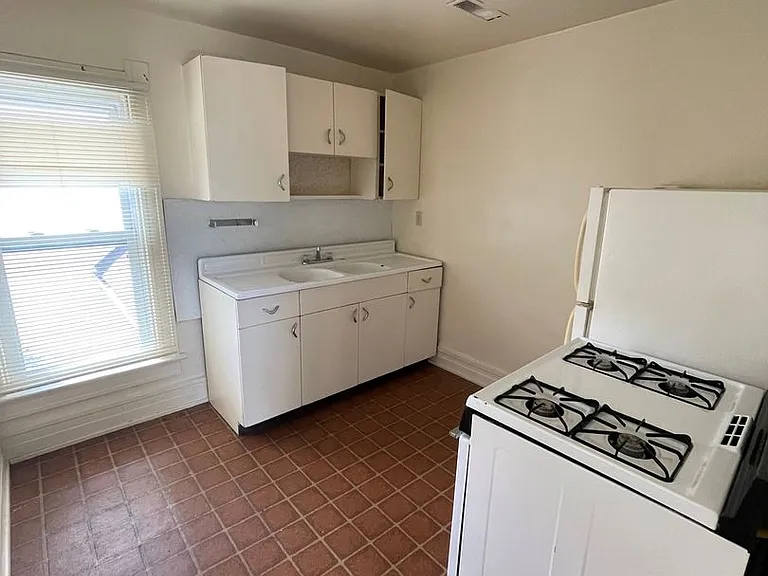 310 E Merry St — Photo 3