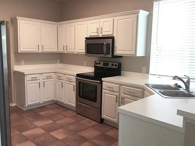 131 Julian Dr — Photo 2