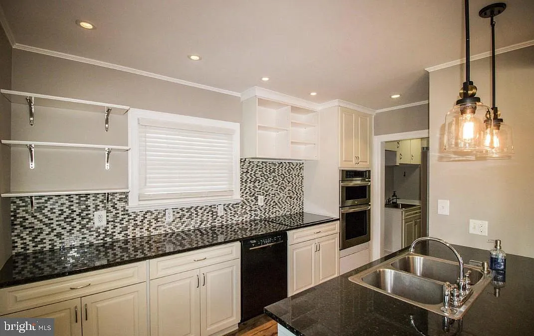 4 bed, 2.0 bath, 800 sqft, $2,600 — Photo 4