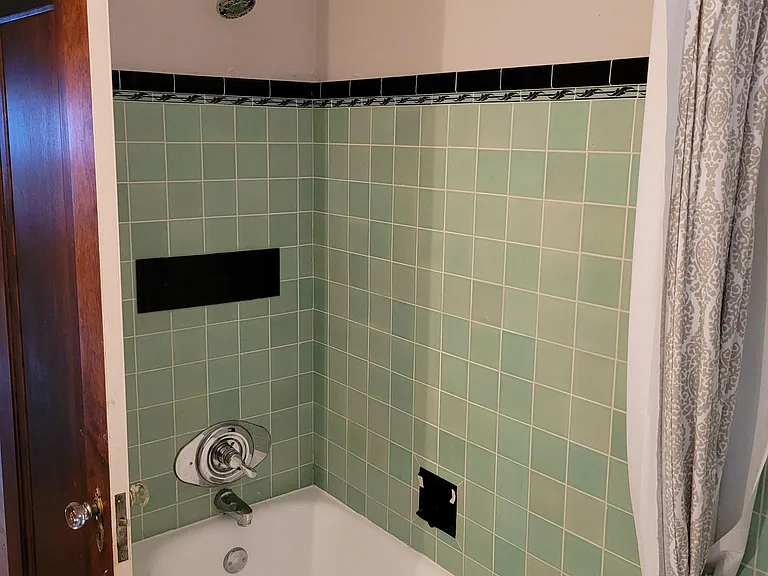 Full bathroom #2 bathtub/shower