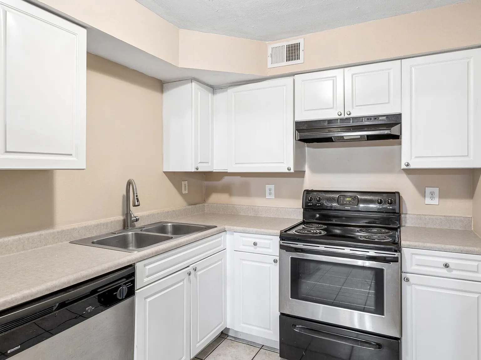 Riviera Apartments — Photo 1