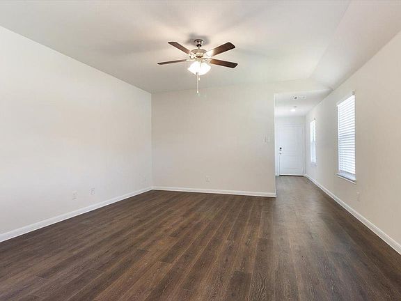 5th image of 3901 Oak Creek Cir