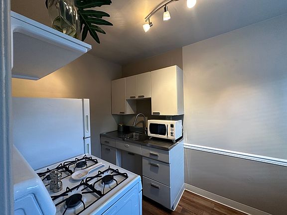3rd image of 1625 H St APT 26
