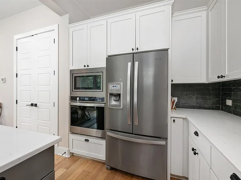 408 W 16th St — Photo 16