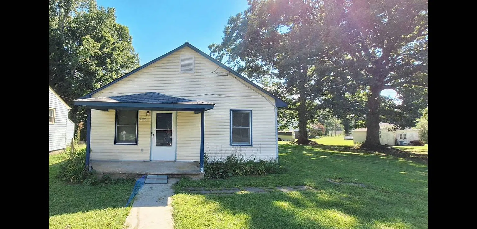3 bed, 1.0 bath, 864 sqft, $1,100 — Photo 2