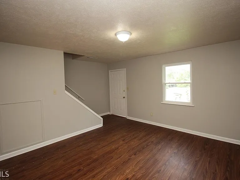 212 Wesley Way — Photo 2