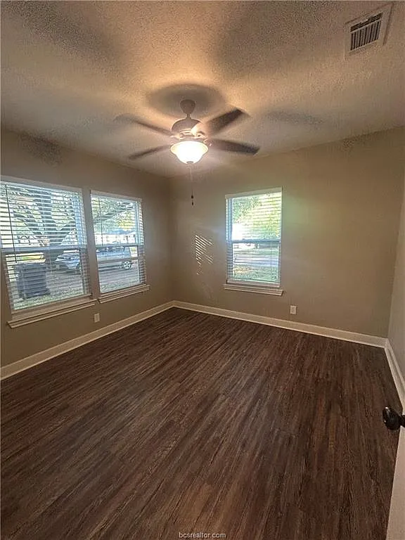 3 bed, 1.5 bath, 1080 sqft, $1,650 — Photo 2