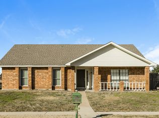 330 Hemlock Dr, Grand Prairie, TX 75052
