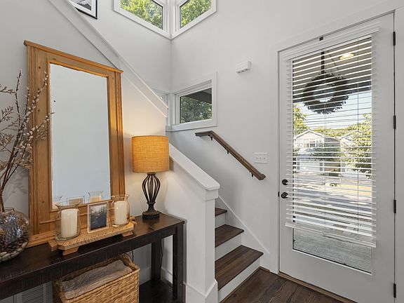 3rd image of 572 Stevenson St