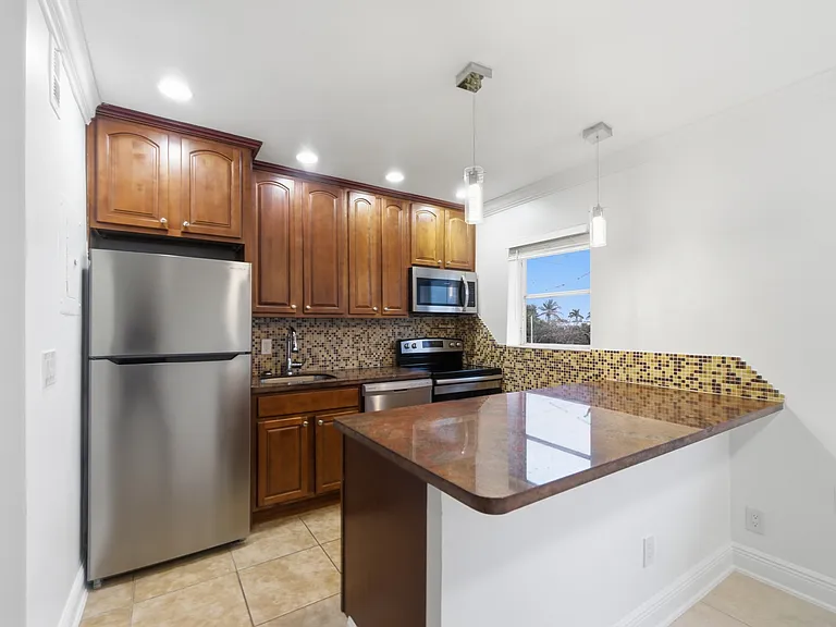 1140 NE 9th Ave #18 — Photo 16