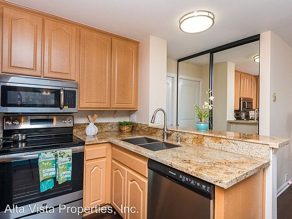4th image of 1801 Diamond St Unit 3204