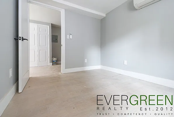 Rented by Evergreen Apartments BK | media 9