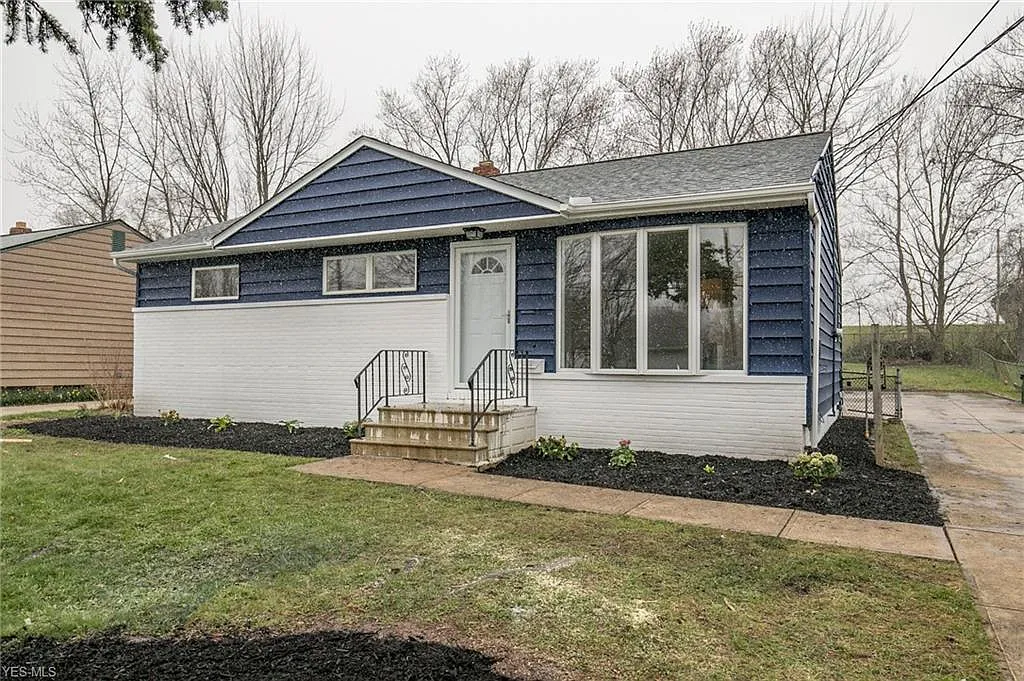 5492 Queens Hwy photo 1