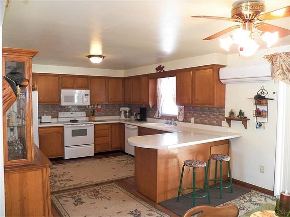 Fully applianced kitchen