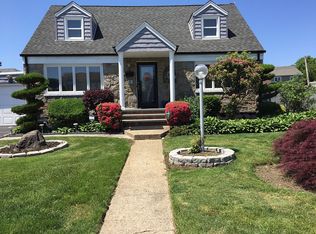 35 Walsh Ln, Westbury, NY 11590