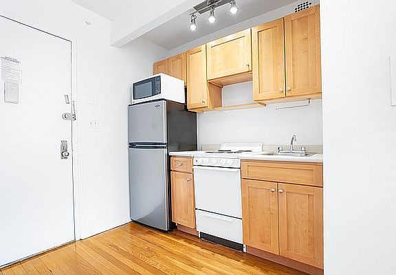 5th image of 434 W 19th St APT 6C