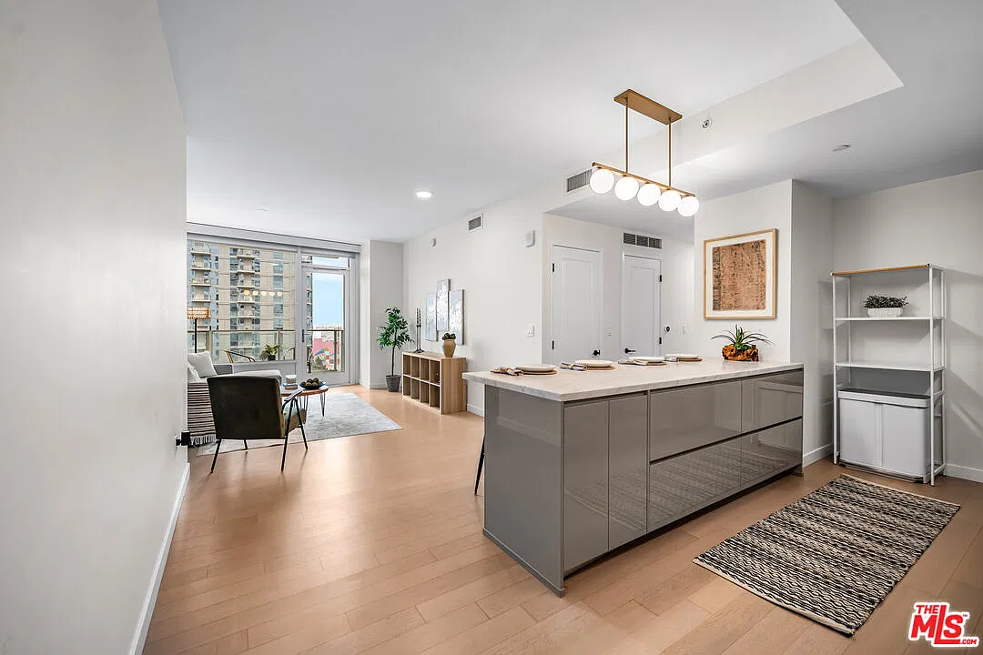 2 bed, 2.0 bath, 1150 sqft, $4,100 — Photo 2