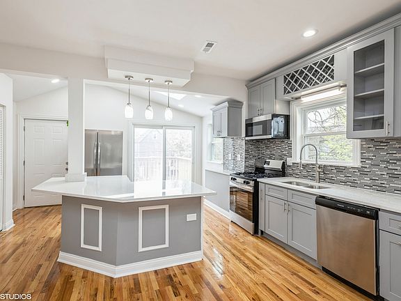 3rd image of 709 N Leamington Ave